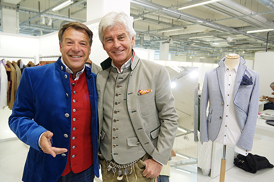 Patrick Lindner in seinem neuen - b&uuml;hnentauglichen Wiesn-Outfit und Frederic Meisner, der in diesem Jahr seine erste Kollektion auf den Markt brachte (&copy;Foto: MartiN Schmitz)